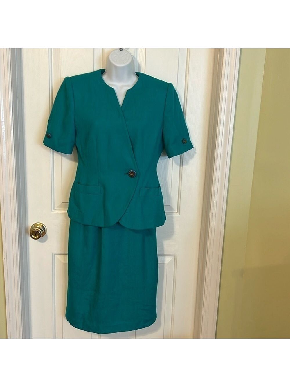 Kasper for ASL Petite vintage skirt suit. Size 4P. Emerald green. Preowned.